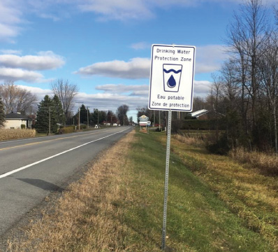 Photographie d'un panneau routiers concernant la protection de l'eau potable